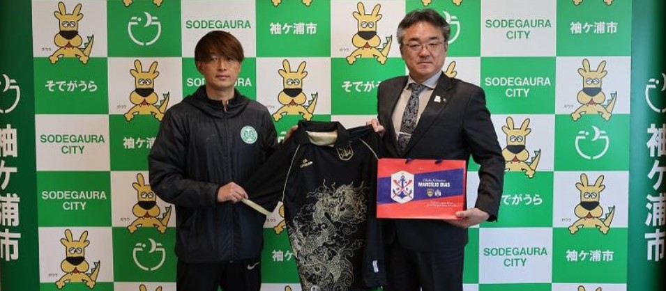 Prefeito de Sodegaura recebe camisa do Marcílio Dias